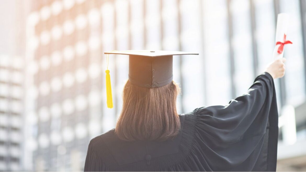 Khám phá danh sách Đề Tài Luận Án Tiến Sĩ Kinh Tế Chính Trị nổi bật, từ tính thực tiễn đến tính mới mẻ.