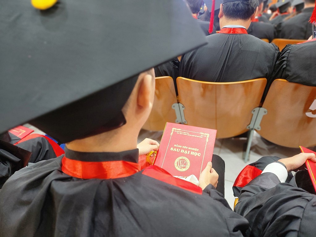 Khám phá các đề tài luận án tiến sĩ kinh tế quốc tế hấp dẫn và thực tiễn. Gợi ý các nghiên cứu về thương mại, đầu tư, tài chính toàn cầu và chính sách kinh tế bền vững giúp bạn hoàn thành luận án ấn tượng!